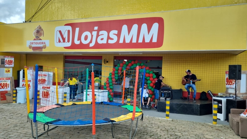 Lojas MM reinaugura filial de Ortigueira