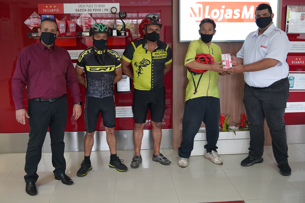 Foto 1 / Rede Varejista auxilia ciclista que percorre o mundo sobre duas rodas
