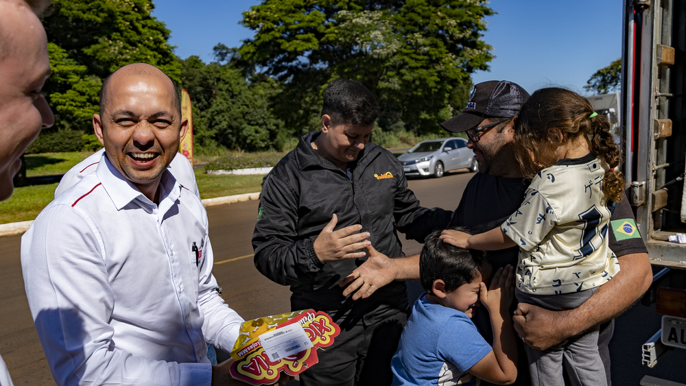 Foto 2 / MM entrega Caminhão de Prêmios para morador de Céu Azul