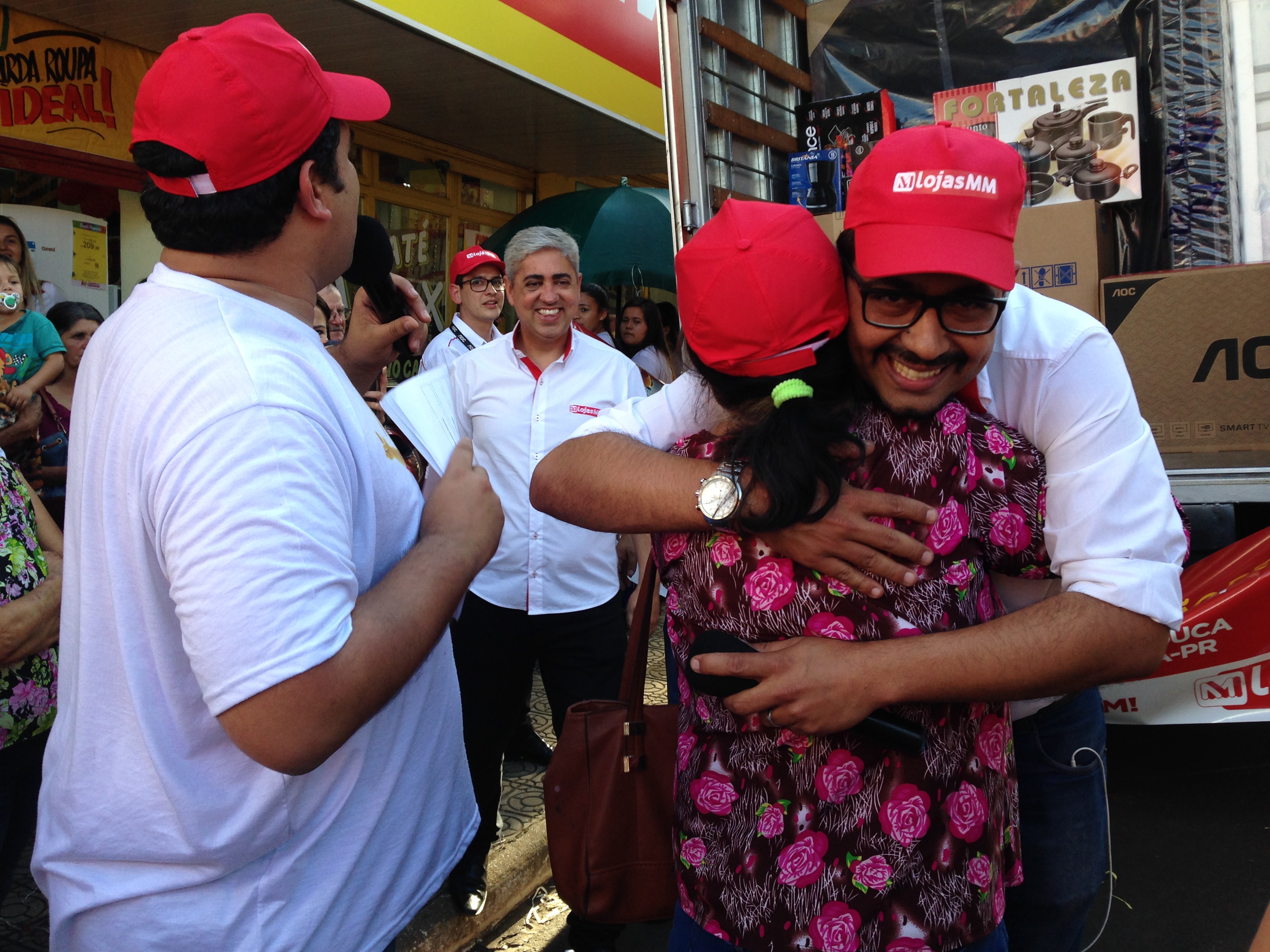Foto 2 / MM entrega Caminhão de Prêmios para cliente de Santo Antônio da Platina