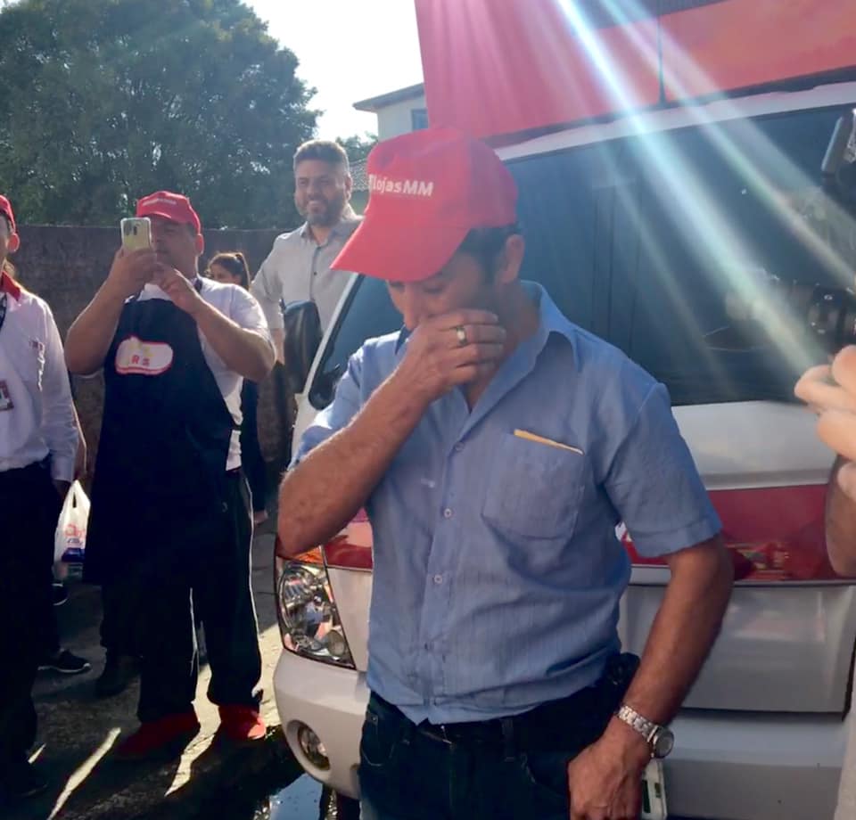 Foto 1 / Caminhão de Prêmios Lojas MM sai para cliente da Lapa - PR