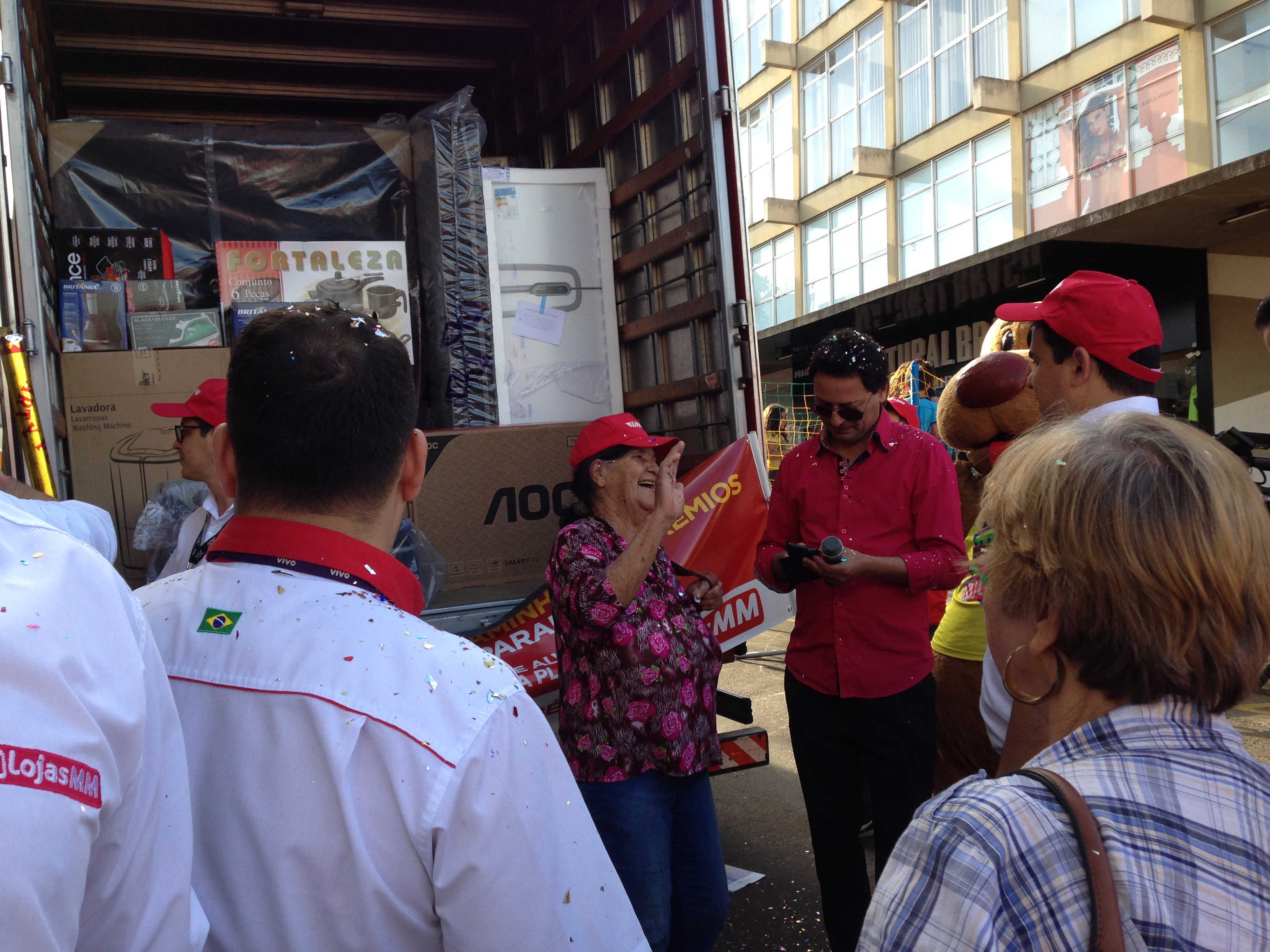 Foto 3 / MM entrega Caminhão de Prêmios para cliente de Santo Antônio da Platina