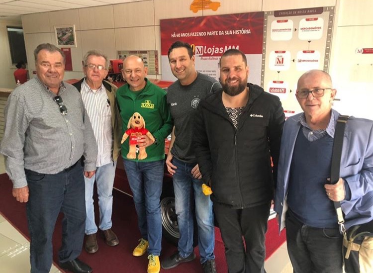 Foto 1 / Pauliki e Hang vistoriam áreas em PG para Centro Comercial