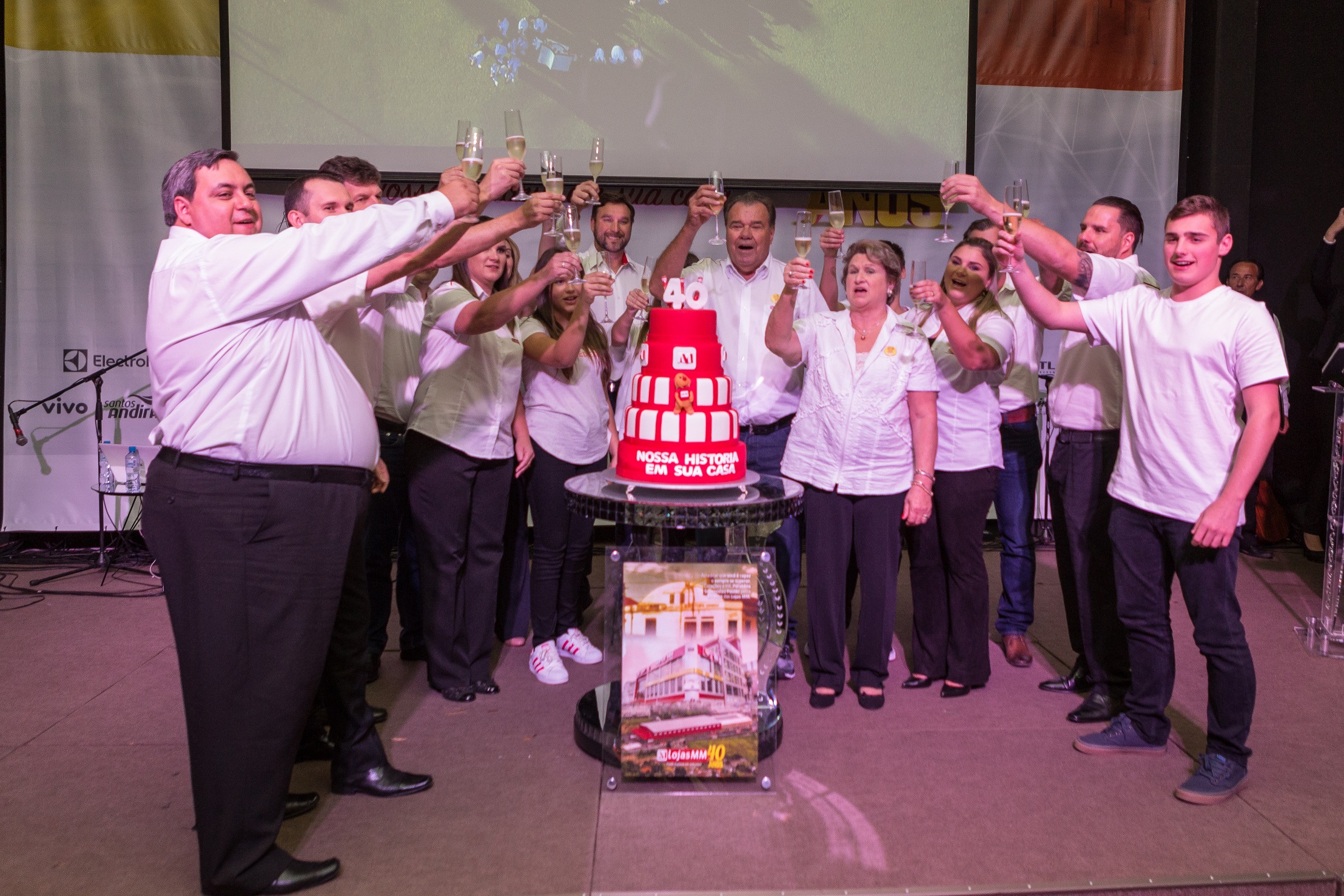 Foto 1 / Colaboradores comemoram 40 anos da Lojas MM