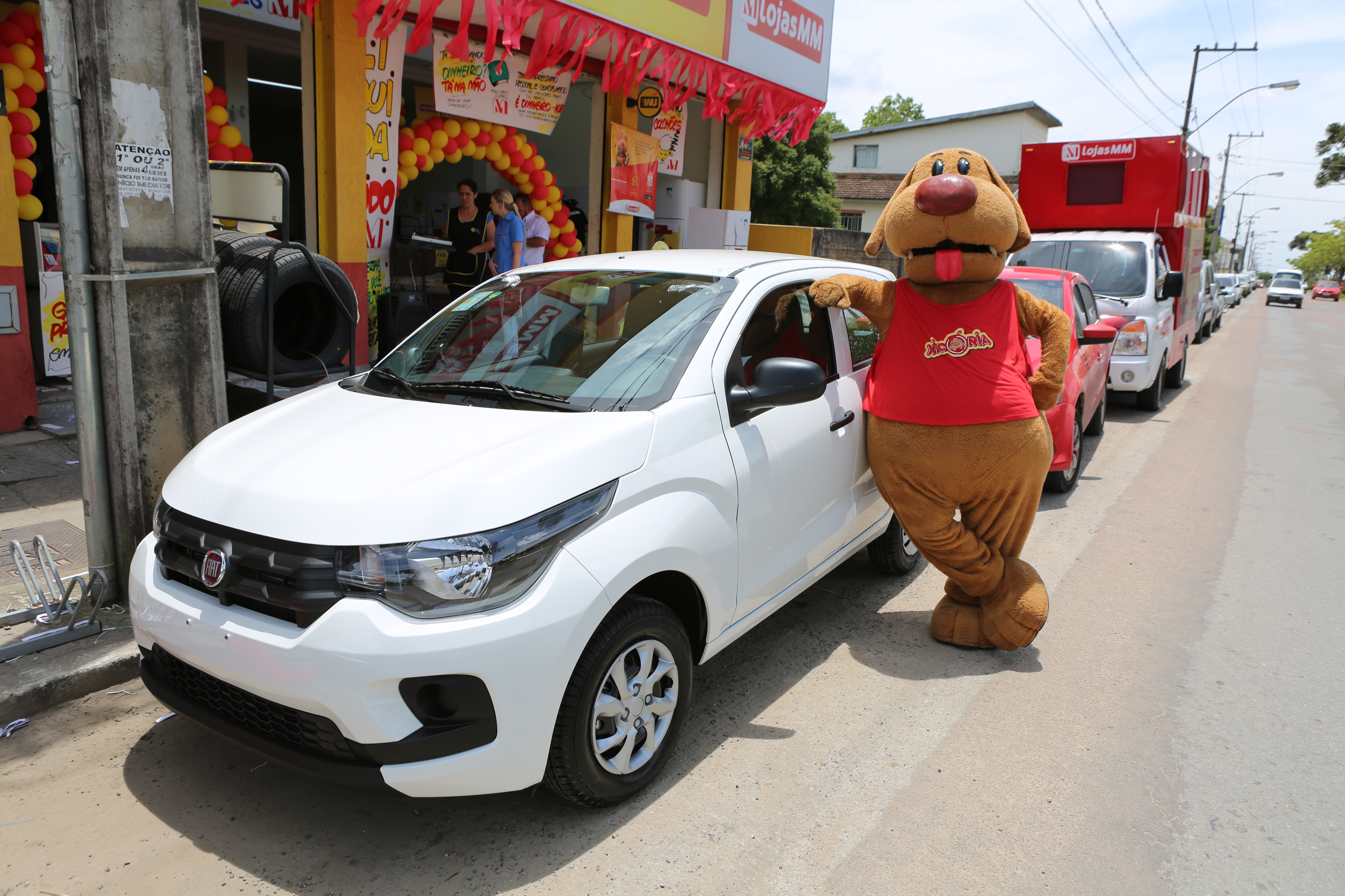 Foto 3 / MM entrega Caminhão de Prêmios e Carro Premiado para clientes
