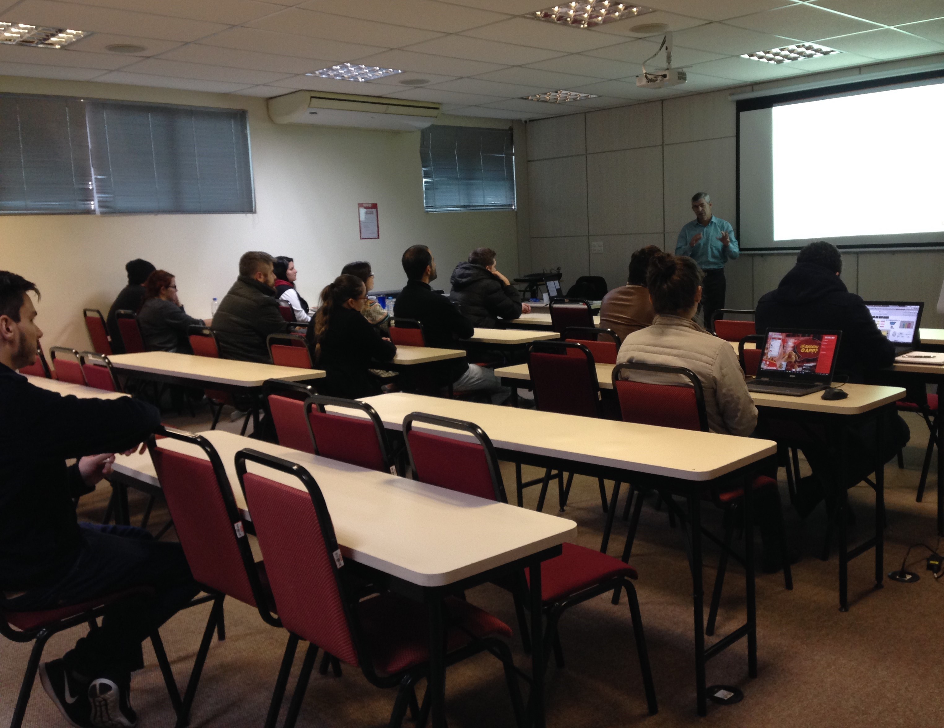 Foto 2 / Desenvolvedores realizam treinamento de Banco de Dados