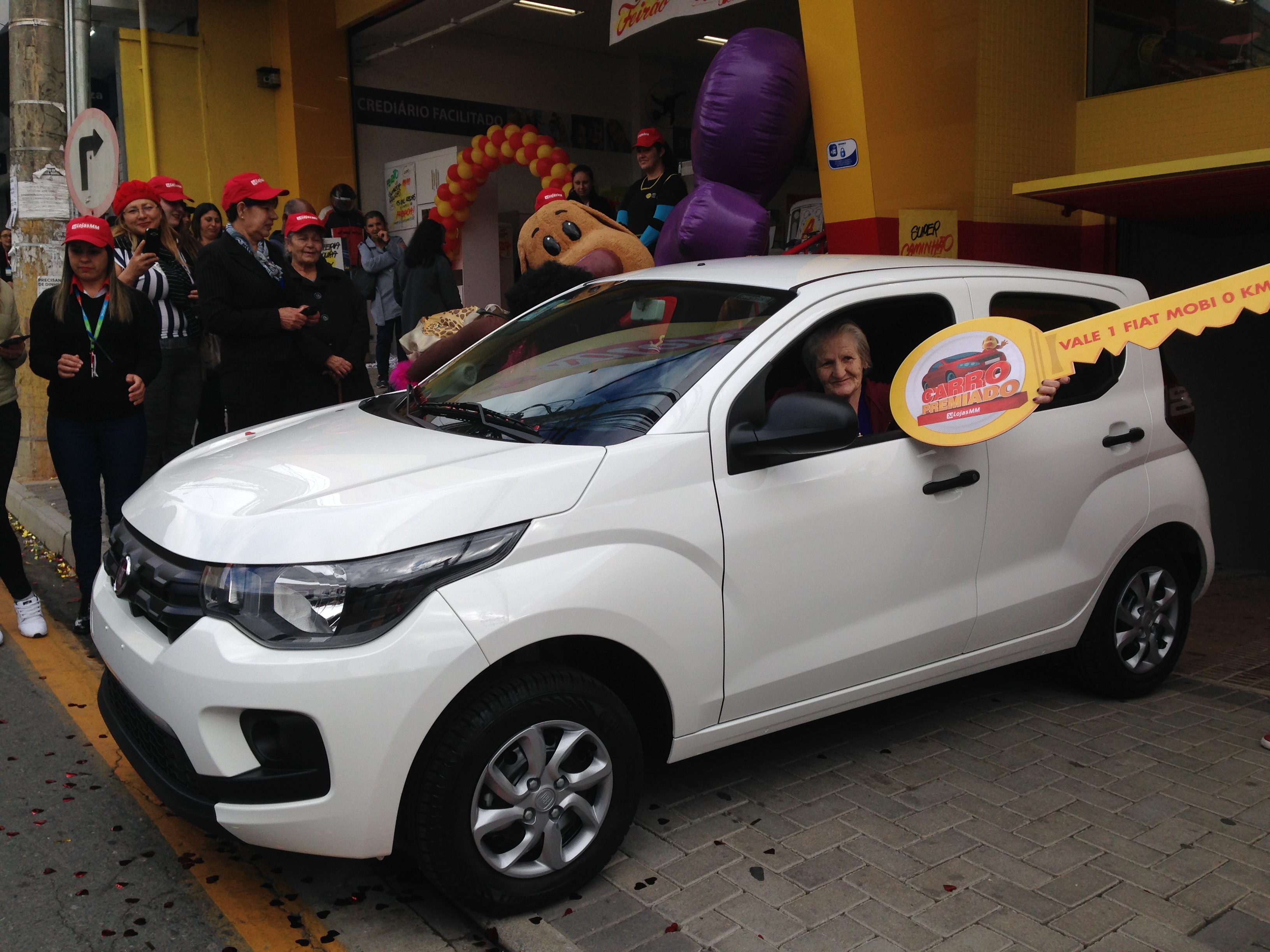 Foto 2 / Lojas MM entrega 2º carro premiado