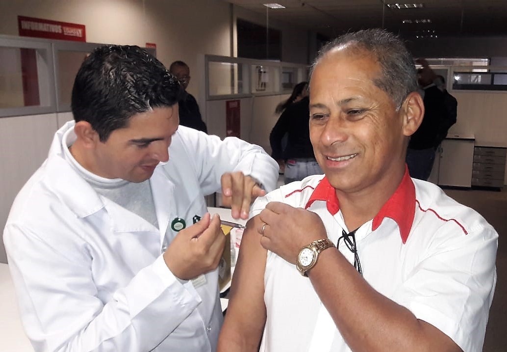 Foto 2 / Colaboradores MM são vacinados contra gripe