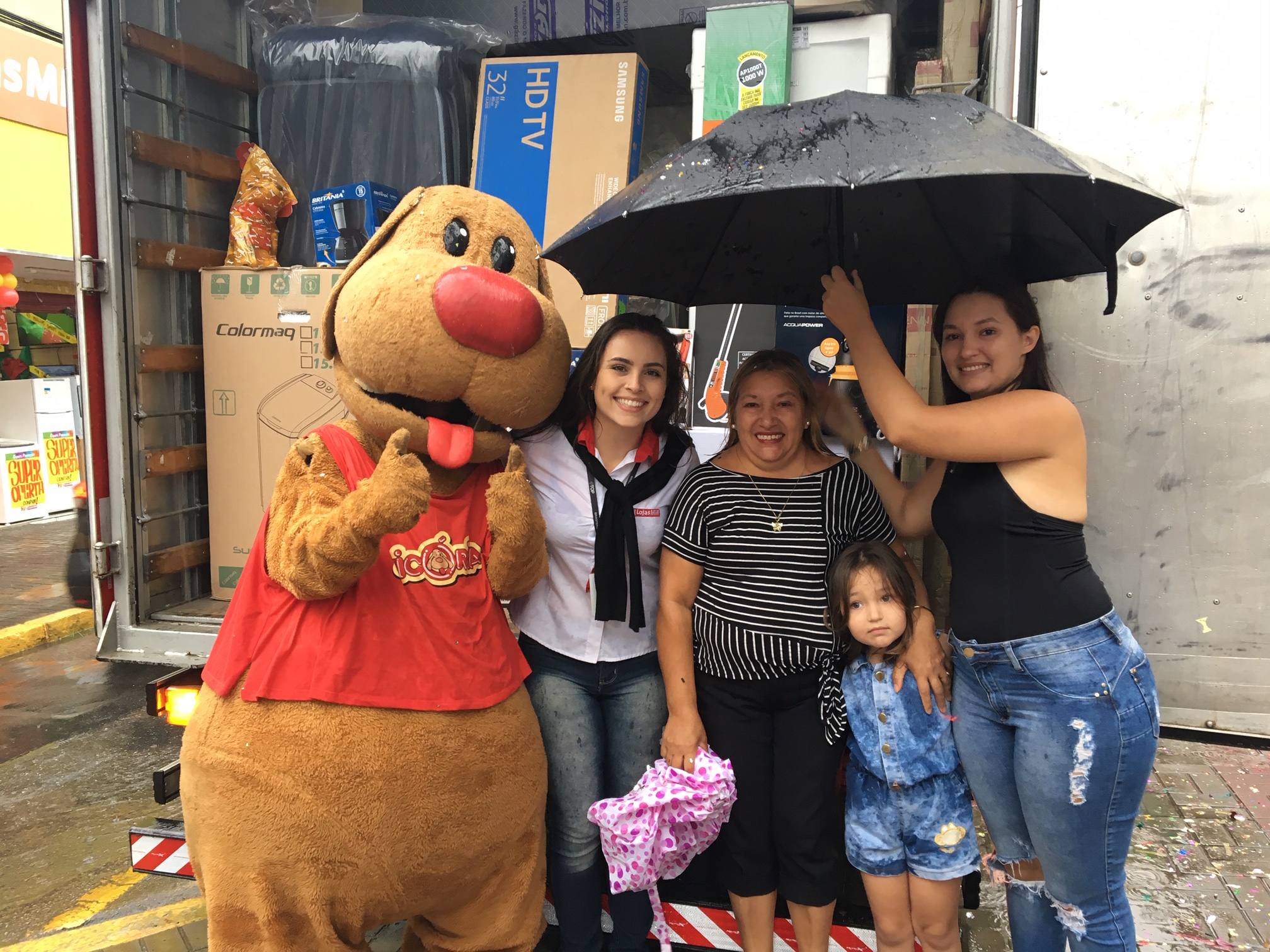 Foto 2 / Caminhão de Prêmios MM é entregue em Joinville