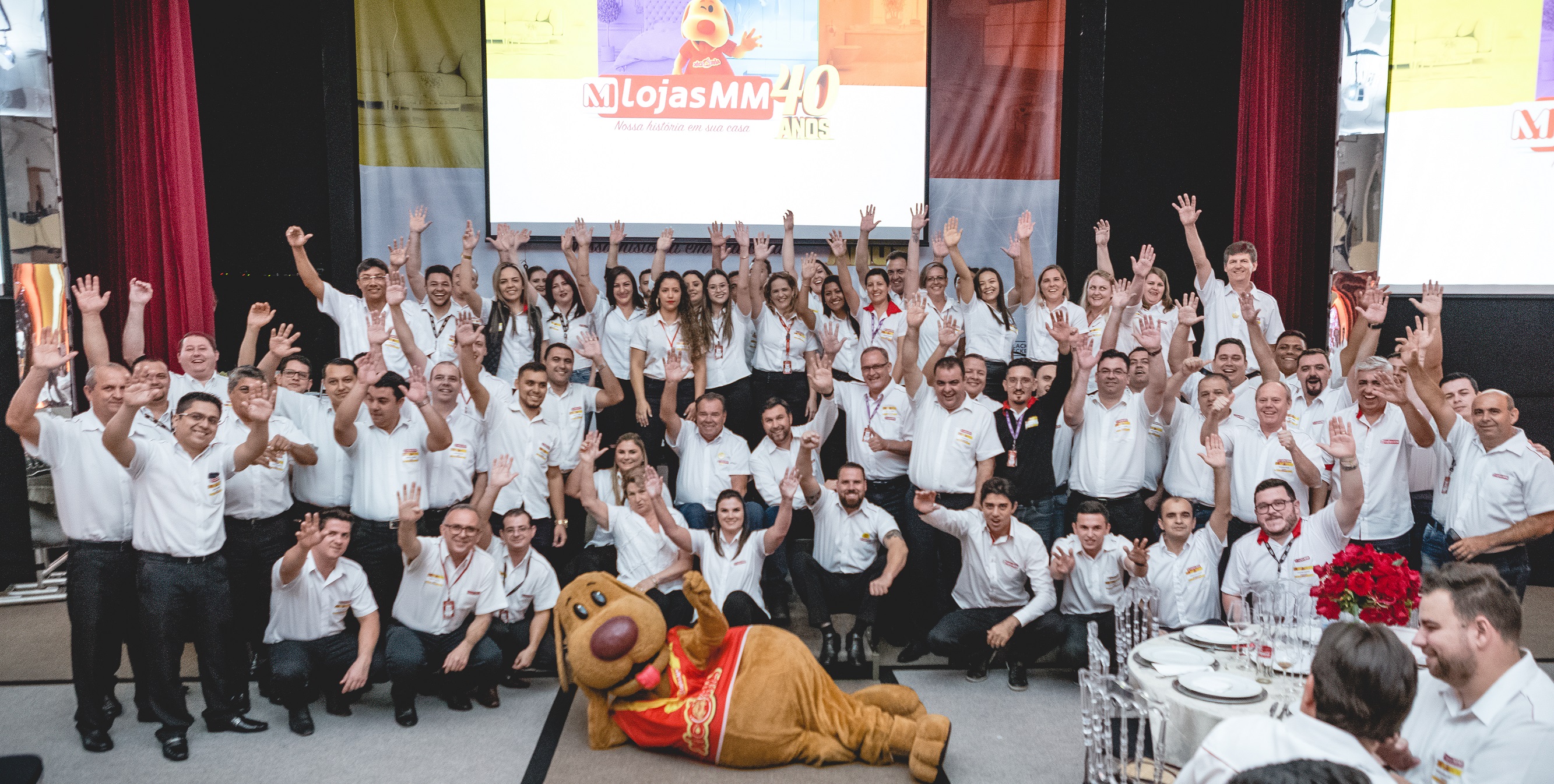 Foto 2 / Colaboradores comemoram 40 anos da Lojas MM