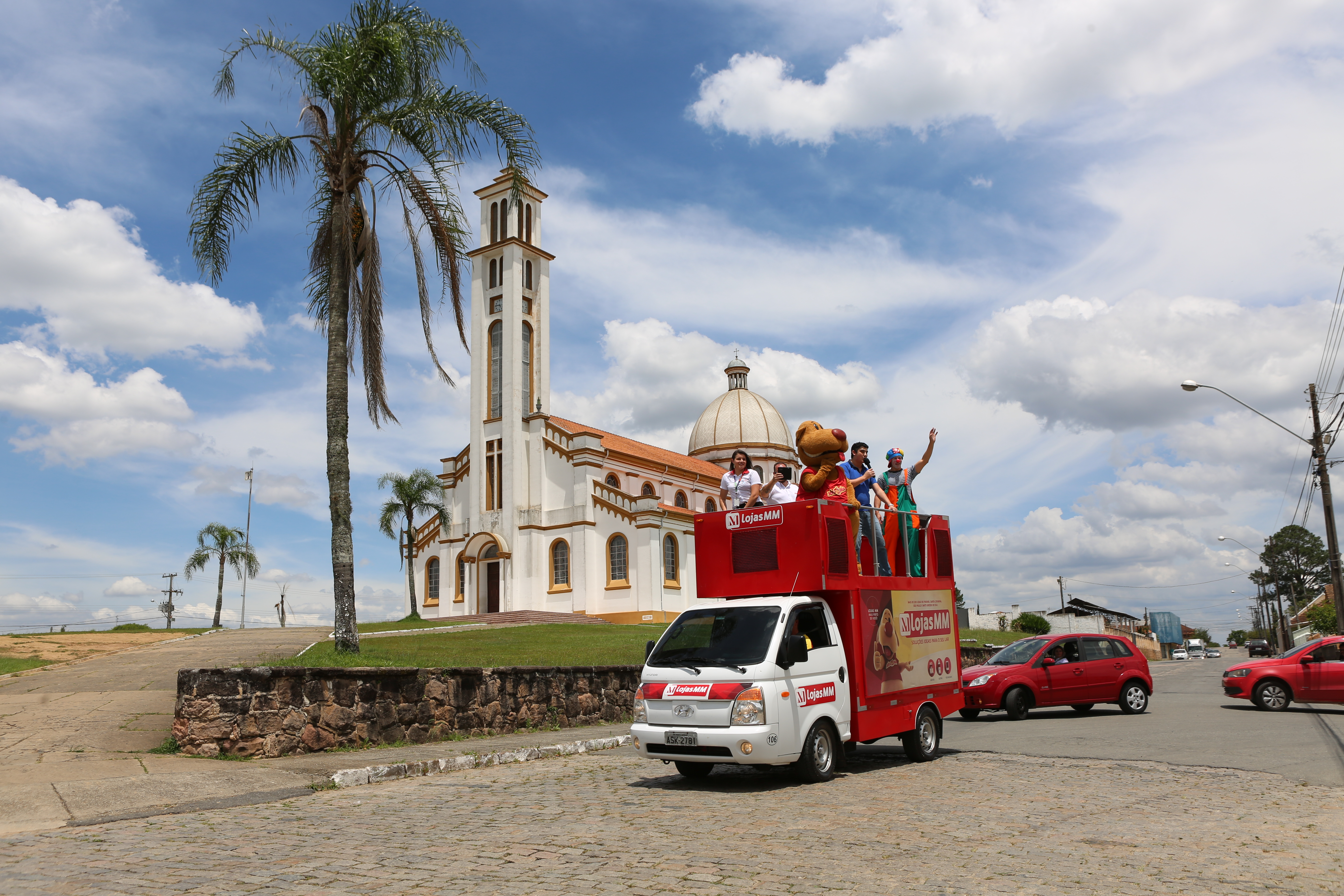 Foto 2 / MM entrega Caminhão de Prêmios e Carro Premiado para clientes