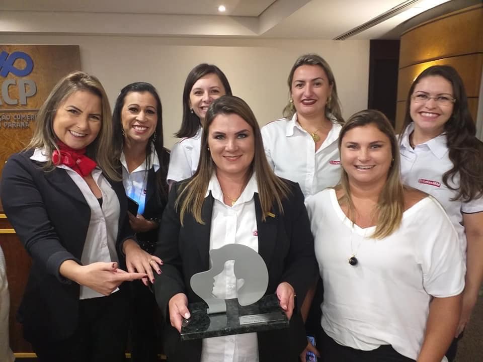 Foto 2 / Juliana Pauliki Michalowski recebe 24º Prêmio “Mulher, Simplesmente Mulher”