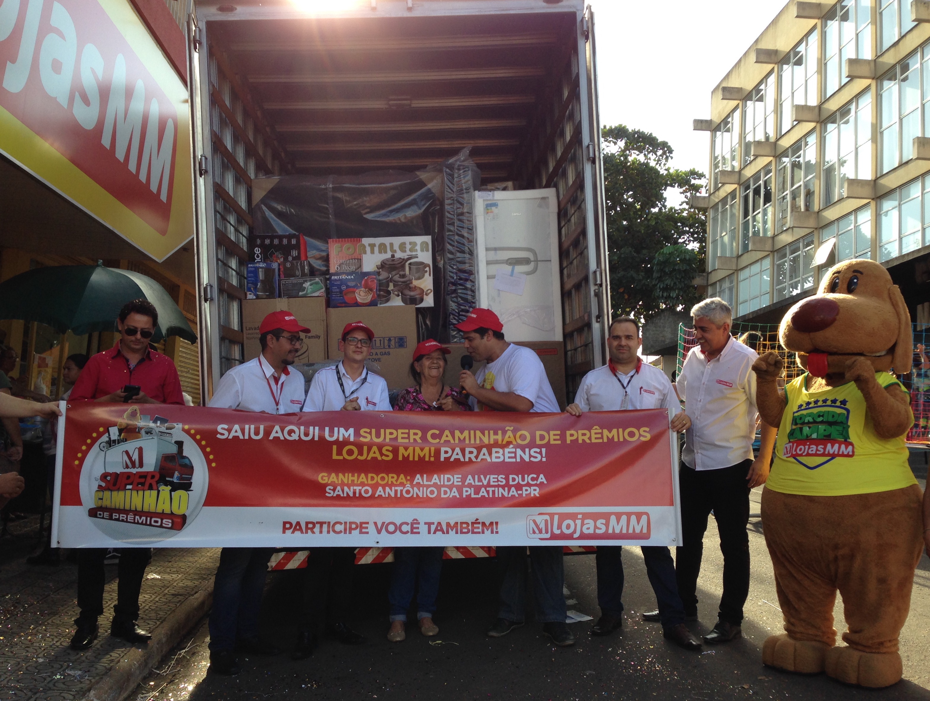 Foto 5 / MM entrega Caminhão de Prêmios para cliente de Santo Antônio da Platina