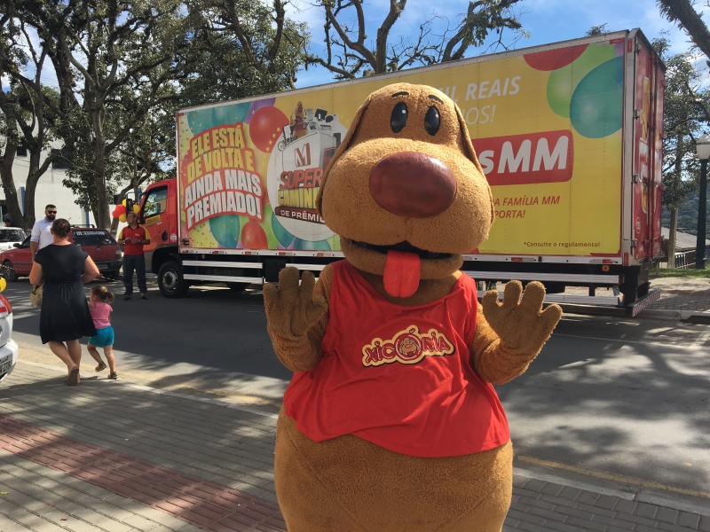 Caminhão de Prêmios da Lojas MM sai para São João do Triunfo