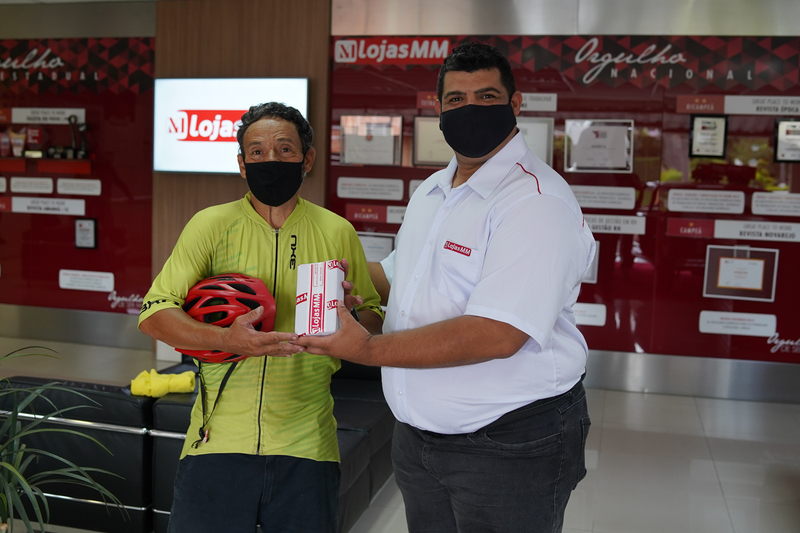 Rede Varejista auxilia ciclista que percorre o mundo sobre duas rodas
