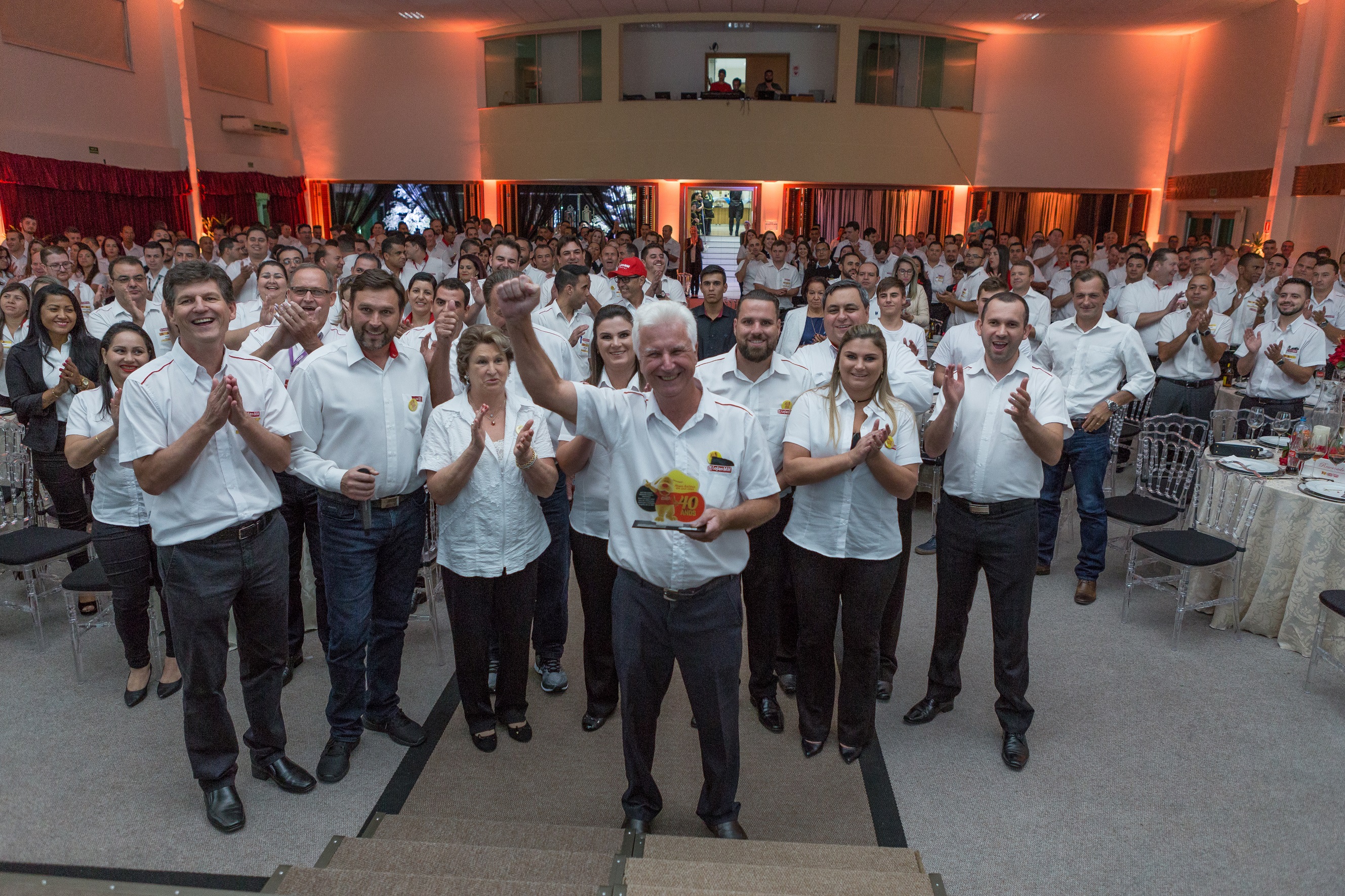 Colaboradores comemoram 40 anos da Lojas MM